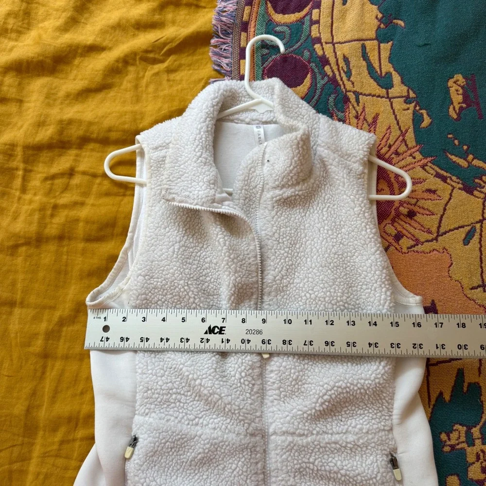 Fabletics Womens Sherpa Fleece Vest Cream White Full Zip Mock Neck‎ XS